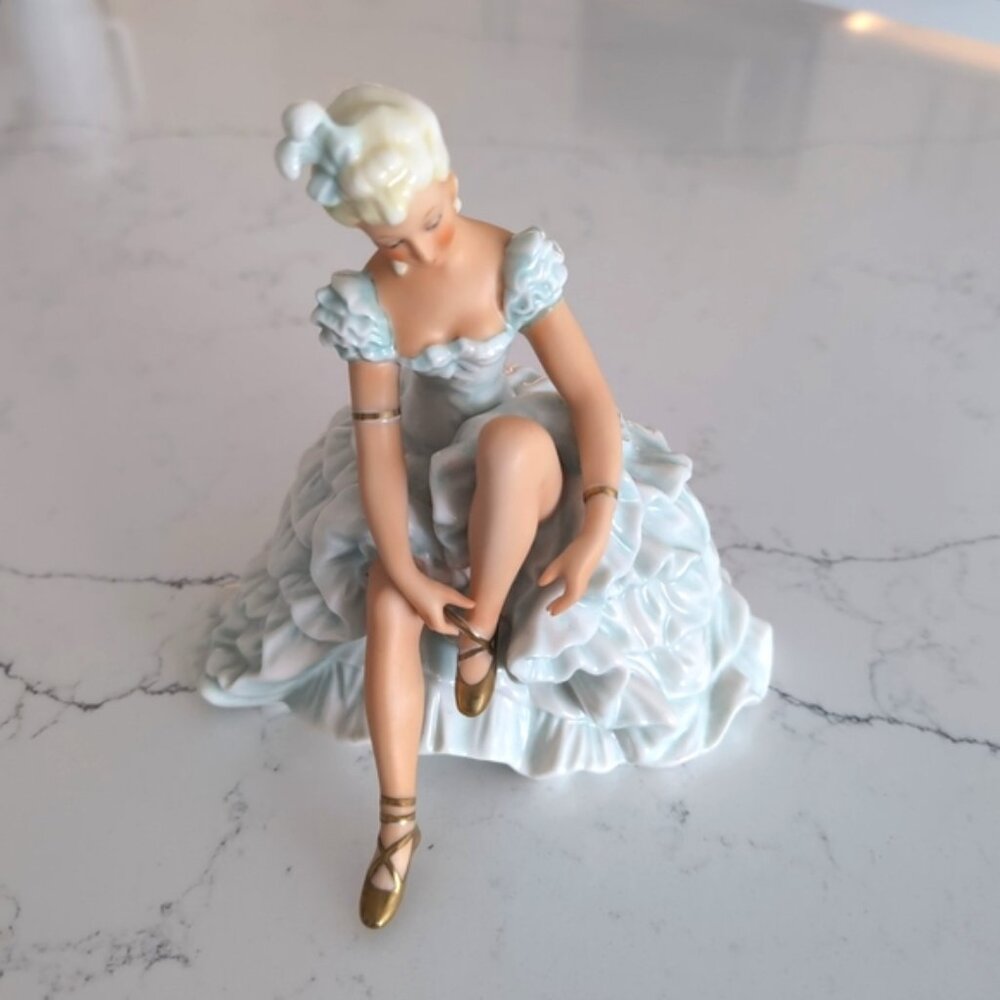 Schaubach Kunst Wallendorf 7 1/4" Porcelain Figurine Ballerina Lacing Shoe '60's